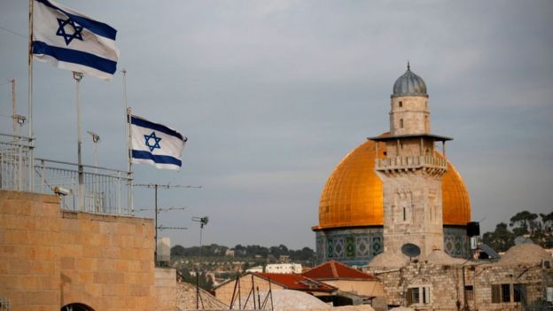 La bandera de Israel ondea en Jerusalén.