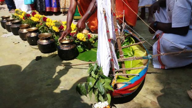 கடல் தாய்க்கு கன்னி பெண்கள் பொங்கல் வைத்து கொண்டாட்டம்