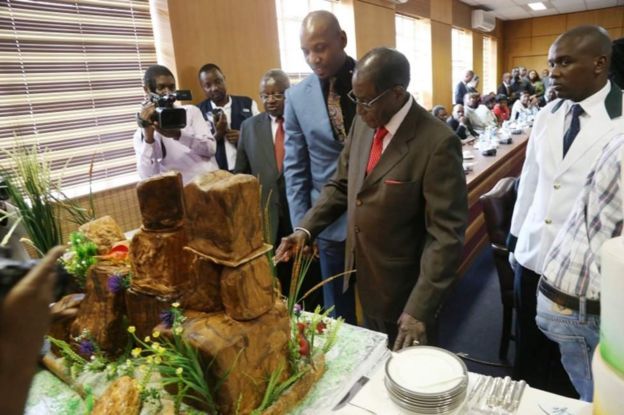 Mugabe akikata keki