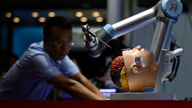 比如手術室裏的機器手臂，2019年8月世界機器人大會上展示。