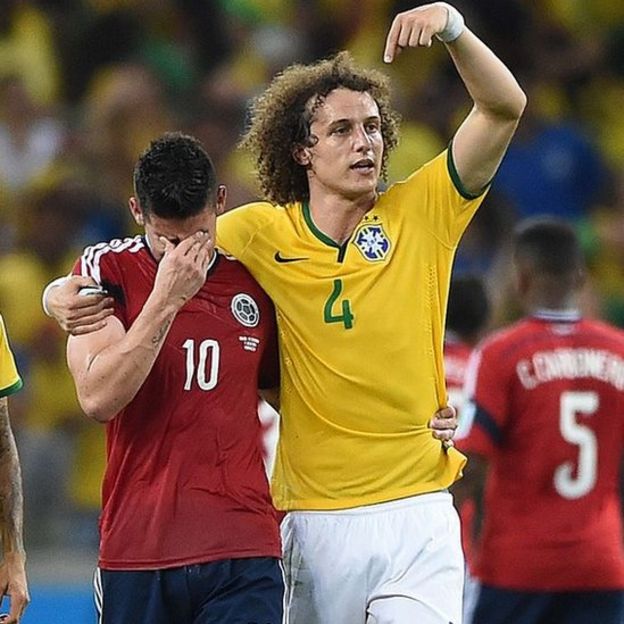 David Luiz consuela a James Rodríguez en 2014.