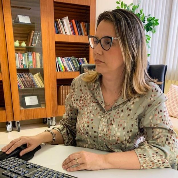 A defensora pública federal Carolina Botelho em sala de trabalho