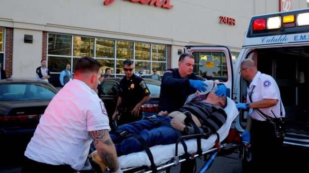 Homem recebe atendimento de emergência em shopping de Boston, nos Estados Unidos