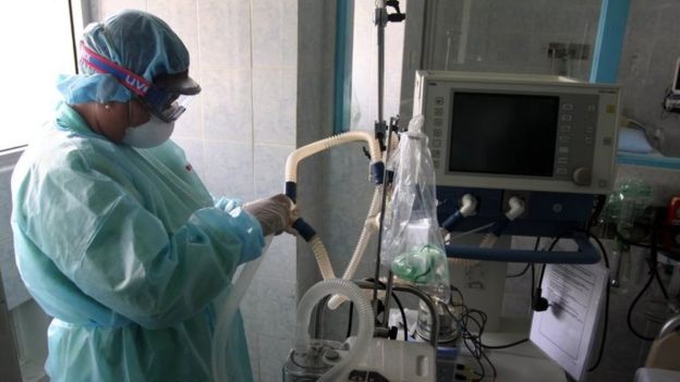 Enfermeira prepara quarto para isolamento em hospital da Indonésia durante a pandemia de 2009