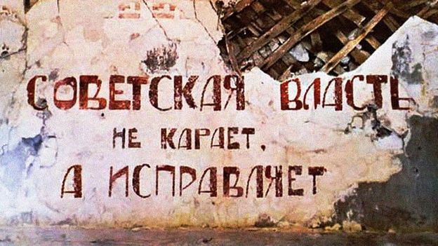 "O poder soviético não pune, corrige", diz o slogan na parede de uma velha cela de castigo de um gulag