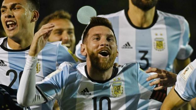 Messi celebra la clasificación al Mundial tras ganarle a Ecuador.