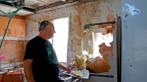 An Israeli man inspects damage to his house in Sderot (21 August 2020)