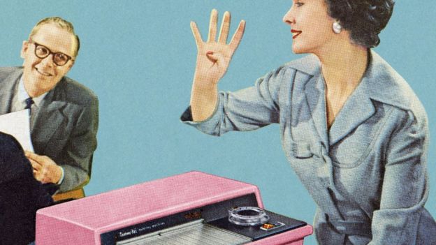 Imagem vintage de mulher usando uma máquina de fax