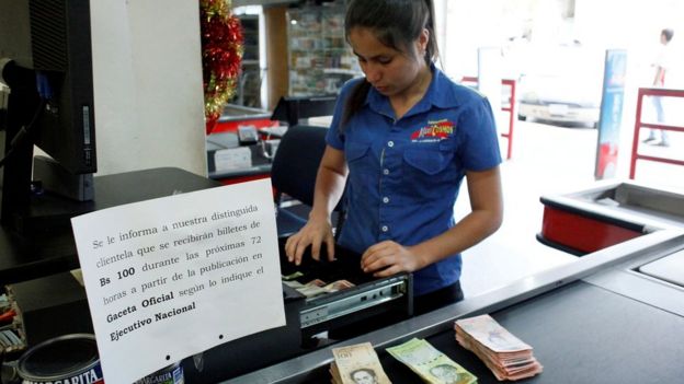 Cajera de un supermercado con billetes