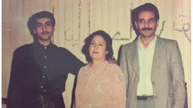 Paknoosh Karaghani posa para foto com a mãe e o pai, no Irã