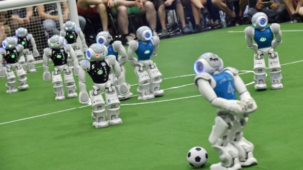 Robots jugando al fútbol