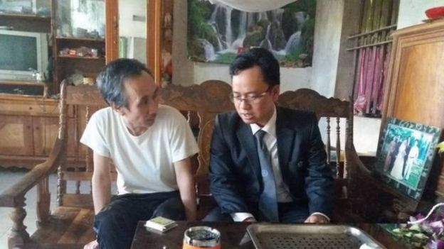 Ông Hàn Đức Long (trái) và luật sư Ngô Ngọc Trai tại nhà riêng hôm 21/12/2016