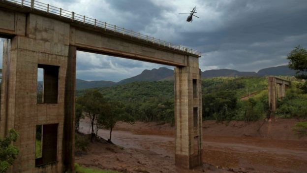 Helicóptero sobrevoa área da barragem rompida em Brumadinho