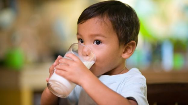 Niño tomando leche