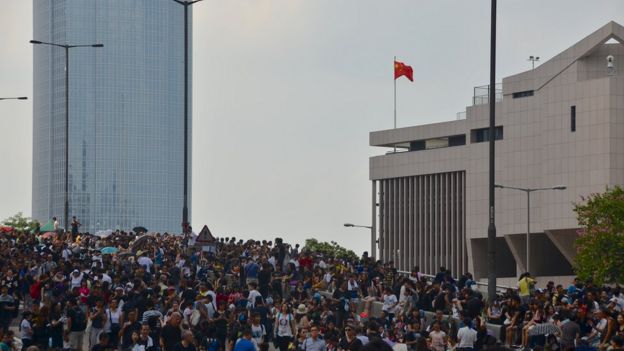 占领区旁就是悬挂中国国旗的驻港解放军总部。