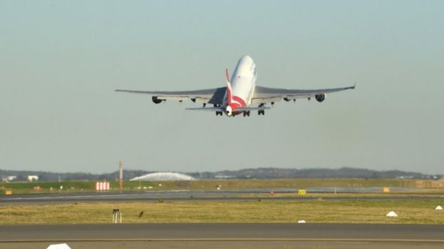 Avión de Qantas despegando en Sídney.