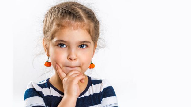 Chica con mano en el mentÃ³n