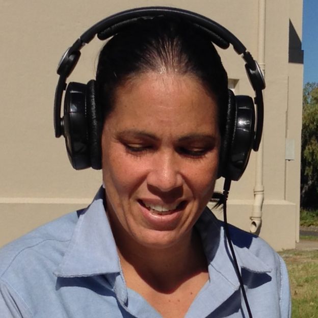 Wanda Diaz Merced com fones de ouvido