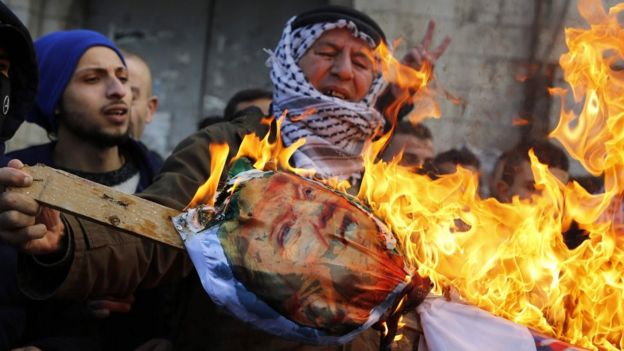 Palestinian protesters burn an effigy of Donald Trump in Nablus, West Bank, on 7 December 2017
