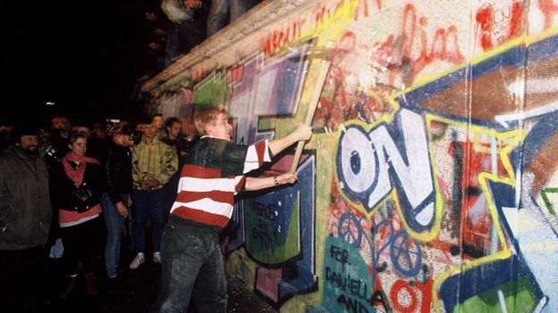 Alguien golpea el Muro de Berlín.