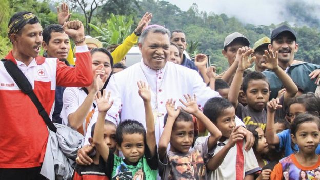 Uskup Hubertus Leteng dituduh 'menggelapkan dana gereja dan menjalin hubungan dengan seorang perempuan'. Ia membantah tudingan ini. 