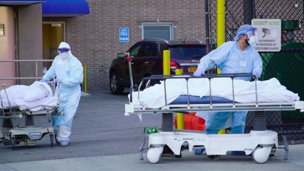নিউ ইয়র্কের ব্রুকলিন হাসপাতালে লাশ বের করে আনছে স্বাস্থ্য কর্মীরা, ০৭-০৪-২০২০।