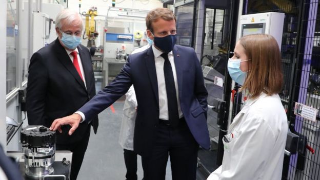 Tổng thống Pháp Macron đi thăm một nhà máy sản xuất xe hơi ở Le Touquet, bắc Pháp, hôm 26/5