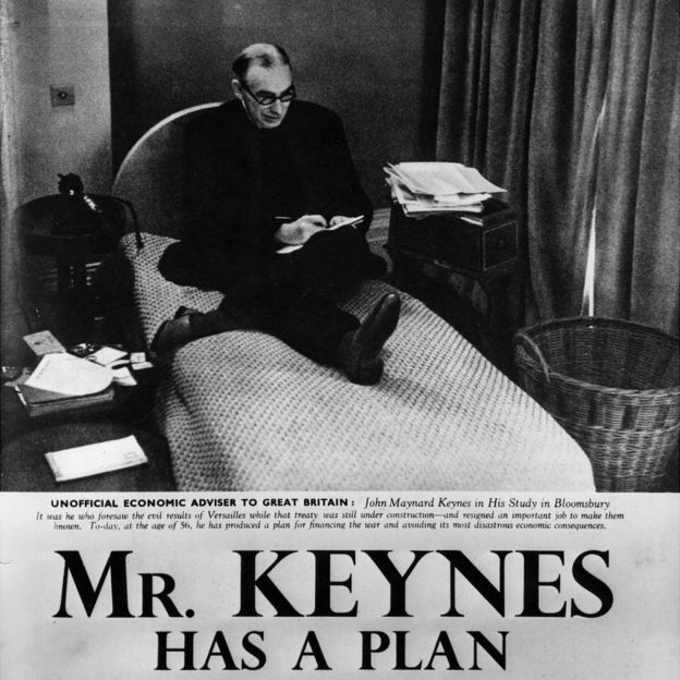 Página de periódico con el título: "Mr. Keynes tiene un plan" y una foto de Keynes en su estudio en Bloomsbury