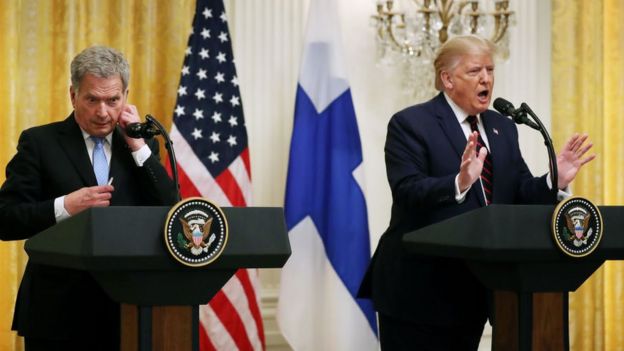 Donald Trump (der.) y el presidente de Finlandia, Sauli Niinistö, en la Casa Blanca