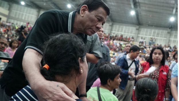 Duterte conforta desabrigados de delizamentos que mataram milhares nas Filipinas