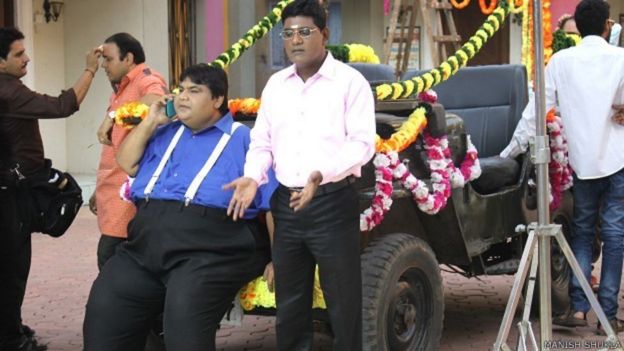 સેટ પર કવિ કુમાર આઝાદ
