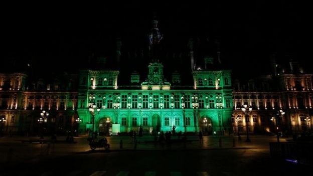 La alcaldía de París iluminada de verde.