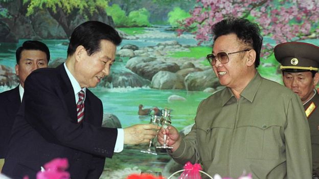 2000年，韓國前總統金大中與朝鮮前領導人金正日在朝鮮舉杯