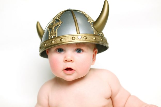 Bebé con casco de vikingo.
