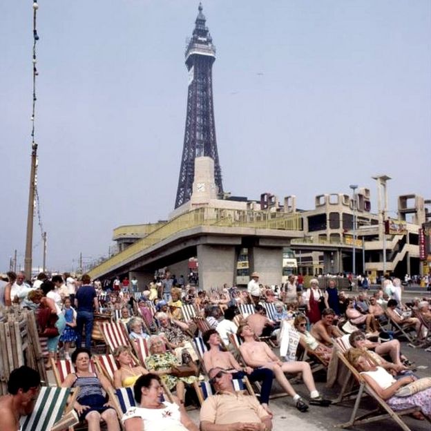 Blackpool's deckchairs set for promenade comeback BBC News