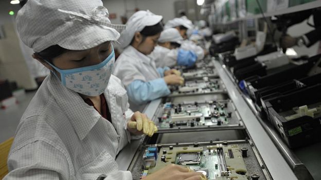 Trabajadoras de producción en línea de electrónicos en la planta de Foxconn