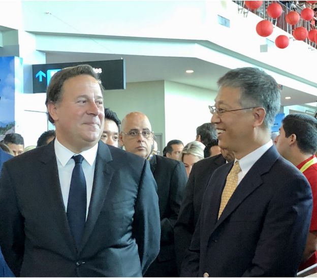 巴拿馬總統巴雷拉與中國大使魏強（郭篤為攝）。