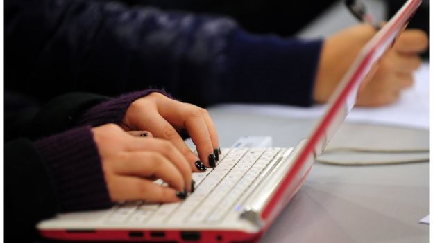 laptop klavyesinde yazan bir kadın