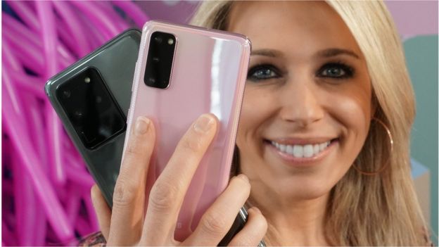 আলট্রা এস২০ এর ক্যামেরা অন্যদের তুলনায় বেশি উন্নত কারণ এতে একটি পেরিস্কোপ সন্নিবেশিত করা হয়েছে।