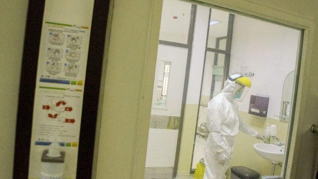 Petugas medis saat mengontrol ruangan khusus untuk wabah virus corona di Ruangan Isolasi Infeksi Khusus Kemuning Rumah Sakit Dokter Hasan Sadikin di Bandung, Jawa Barat, Jumat (24/01).