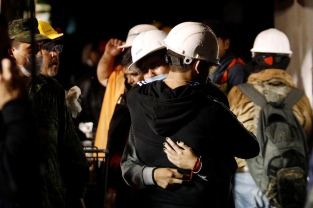 Rescatistas y voluntarios en las inmediaciones del Colegio Enrique Rébsamen, del barrio Coapa, en el sureste de la Ciudad de México, parcialmente derrumbado por el terremoto de magnitud 7,1 que sacudió el país el martes.