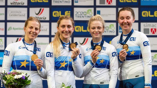 Neah Evans, Laura Kenny, Ellie Dickinson and Katie Archibald on the podium with their gold medals