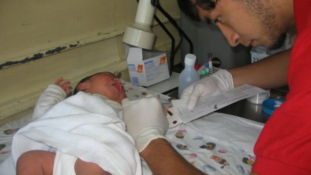 Gonzalo Leiva Rojas cuidando de un bebé cuando hacía prácticas en la universidad. Foto cortesía de Gonzalo Leiva Rojas.