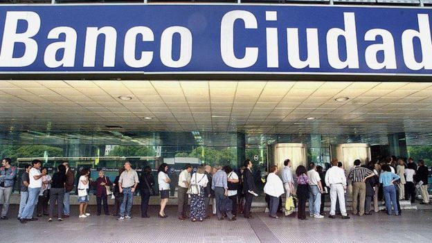 En medio de la incertidumbre y el miedo a una devaluación que echara al piso sus ahorros, los argentinos se volcaron a los cajeros en diciembre de 2001.