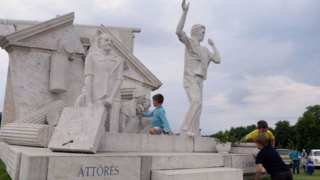 Varios monumentos conmemoran la ocasión en el lugar de celebración del Picnic Paneuropeo.