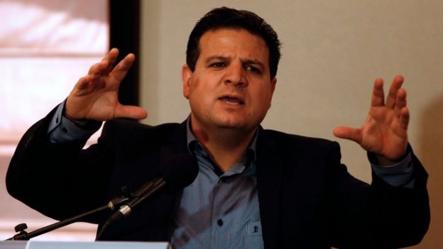 El legislador Ayman Odeh afirmó que la nueva ley condena a los árabes israelíes a ser "ciudadanos de segunda".