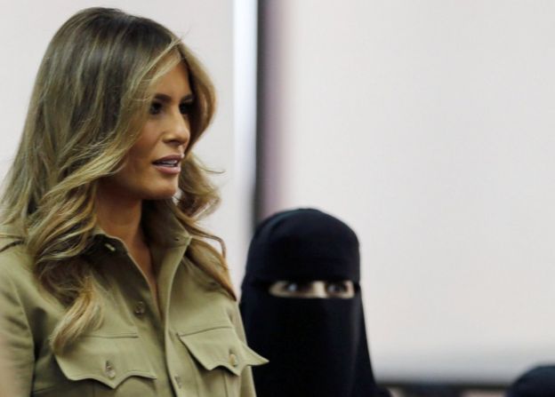 Melania Trump visitó Arabia Saudita el 21 de mayo. Una mujer detrás utiliza un velo.