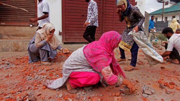 শ্রী নগরে বিক্ষোভের সময় নারীরা পাথর জোগাড়র করছেন, ৩০-০৮-২০১৯।