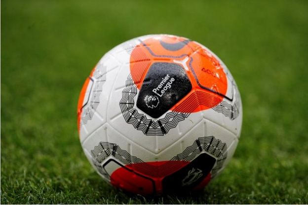 Premier Lig logolu bir top