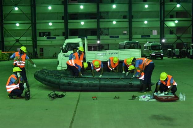 ஃபானி புயல் கரையை கடக்க தொடங்கியது - பாதுகாப்பு பணியில் 7 போர்க்கப்பல்கள்